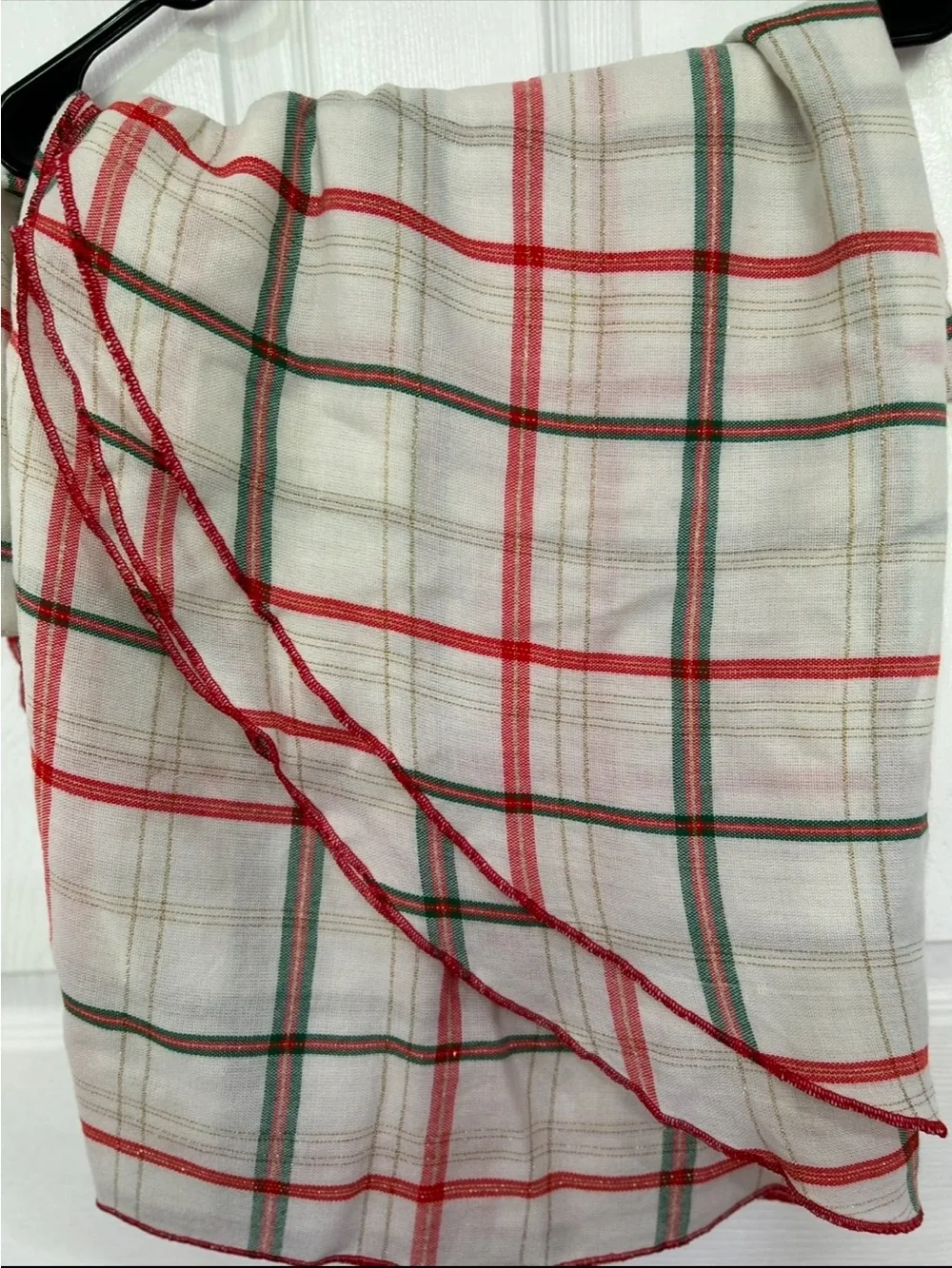 Vintage Plaid Round Tablecloth, 3 Table Runners and 6 Napkins